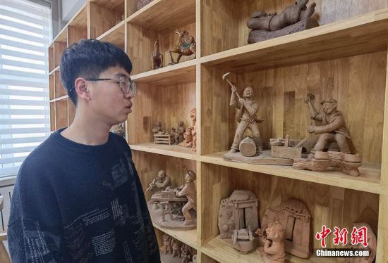 圖為學(xué)生介紹作品。 劉玉桃 攝