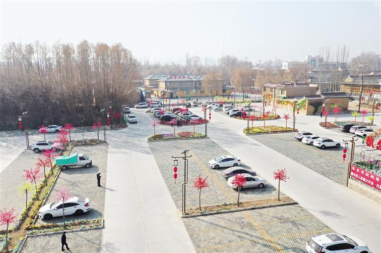 臨夏市折橋鎮(zhèn)在折橋村文化廣場及部分道路兩旁掛上了紅燈籠