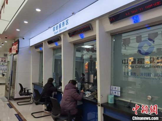 圖為蘭州市民在銀行兌換新鈔?！⌒煅?攝