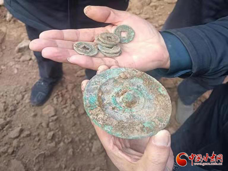 甘肅靈臺：山體滑坡處現(xiàn)漢代古墓 警方及時(shí)保護(hù)助考古挖掘