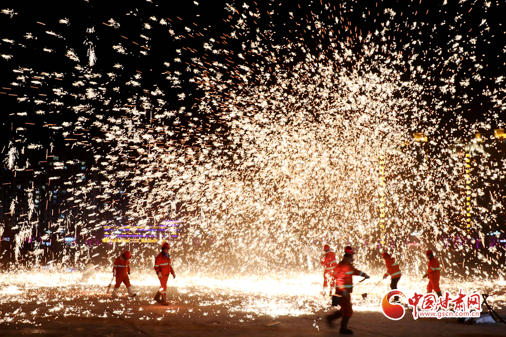 【隴拍客】炫彩奪目！非遺絕技永靖王氏“打鐵花”綻放夜空引關(guān)注
