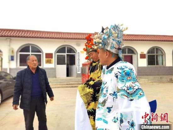 圖為69歲的“苦水高高蹺”國家級傳承人巨海全(左一)，叮囑徒弟們高高蹺練習技巧要領?！￠Z姣 攝