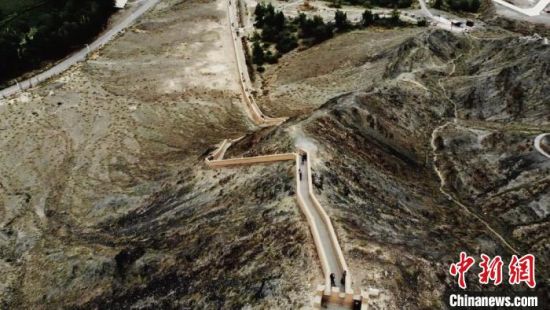 圖為甘肅嘉峪關(guān)懸臂長(zhǎng)城吸引游客打卡 。(資料圖) 李亞龍 攝