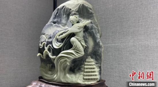 圖為李學平的玉雕作品。　高瑩 攝