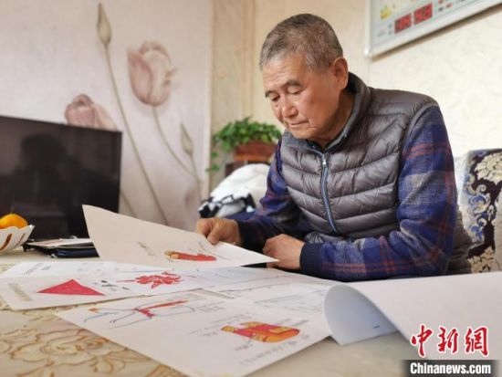 圖為陸鵬飛向記者展示多年帶隊(duì)的手寫筆記。　張婧 攝