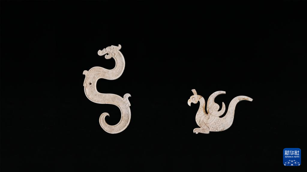 江西樟樹市國字山戰(zhàn)國墓葬出土玉龍、玉鳳（資料圖）。