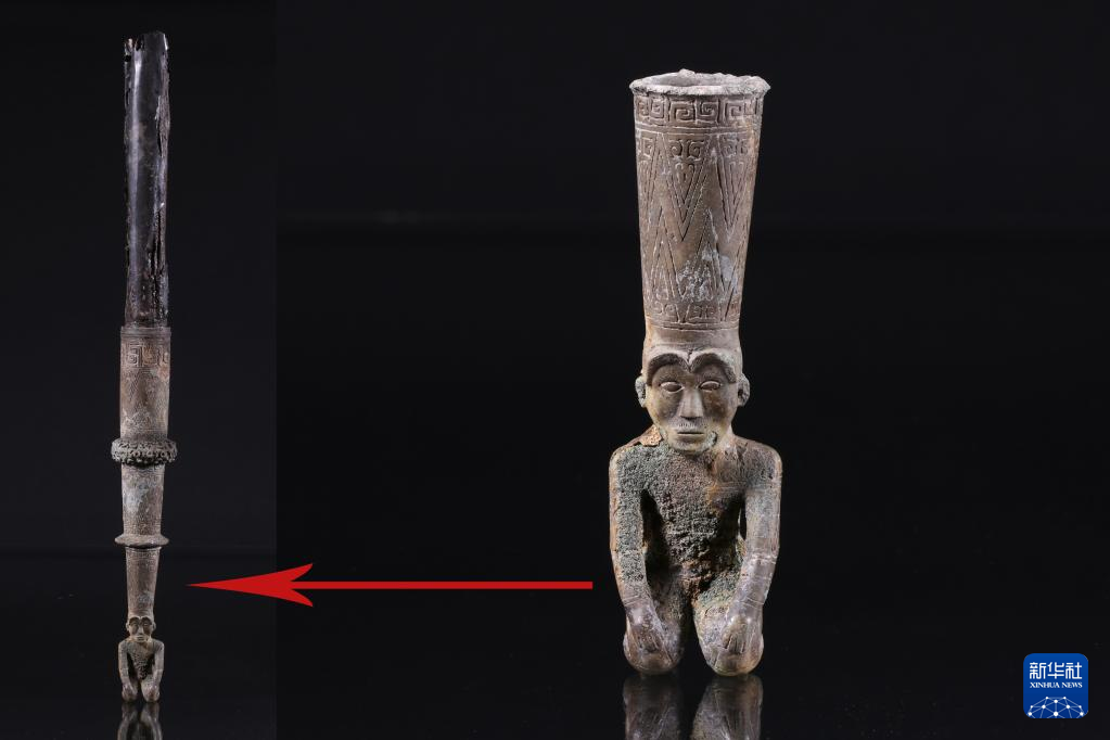 江西樟樹市國字山戰(zhàn)國墓葬出土銅跽坐人鐓（資料圖）。