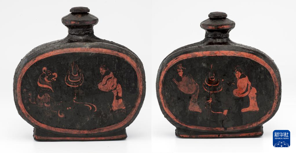 湖北云夢縣鄭家湖戰(zhàn)國秦漢墓地出土扁壺（資料圖）。