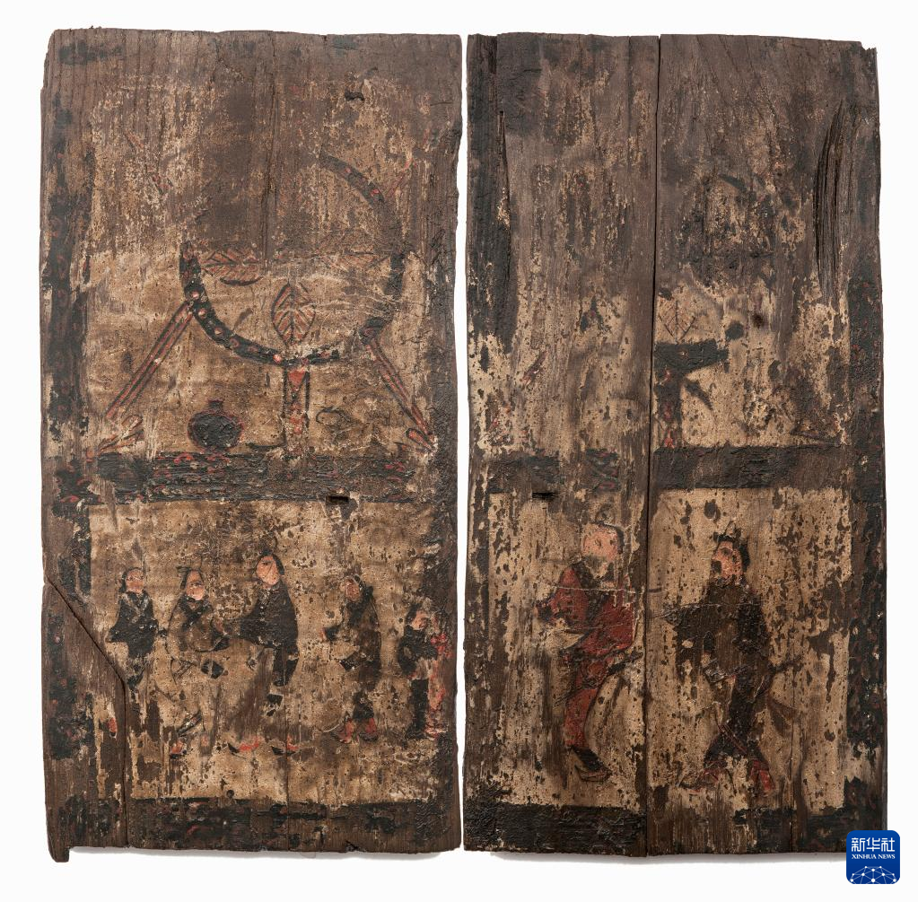 湖北云夢縣鄭家湖戰(zhàn)國秦漢墓地的一處板門繪畫（資料圖）。