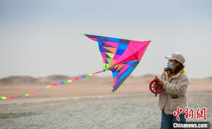 圖為市民正在陽關(guān)景區(qū)放風(fēng)箏?！⊥醣筱y 攝