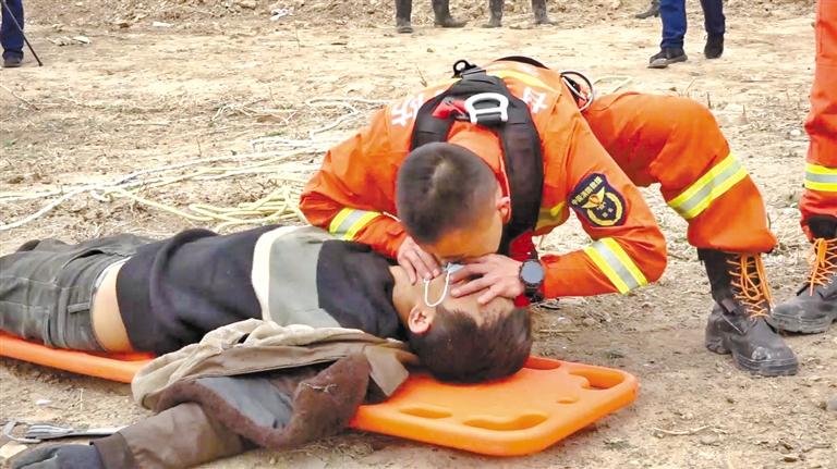 天水：消防員人工呼吸救回中毒農(nóng)民工 我們?yōu)槟泓c(diǎn)贊！