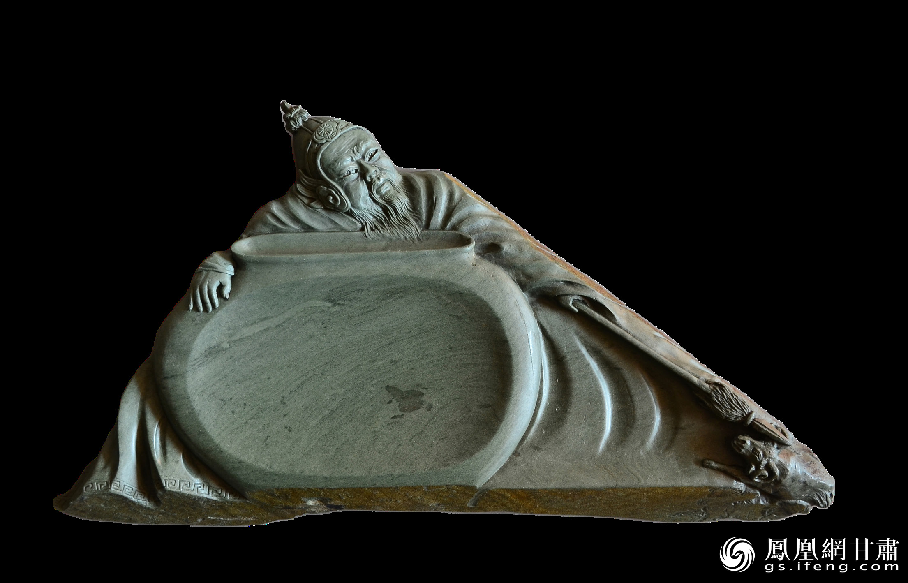 《醉臥沙場(chǎng)君莫笑》硯使王翰《涼州詞》中“醉臥沙場(chǎng)君莫笑，古來(lái)征戰(zhàn)幾人回？”的意境躍然硯臺(tái)之上。資料圖