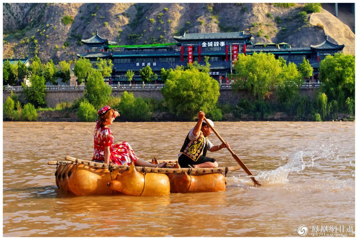 筏子客揮動著劈波斬浪的船槳，槳聲中混搭著風聲、水聲和男女對歌的花兒聲。蘭州市文旅局供圖