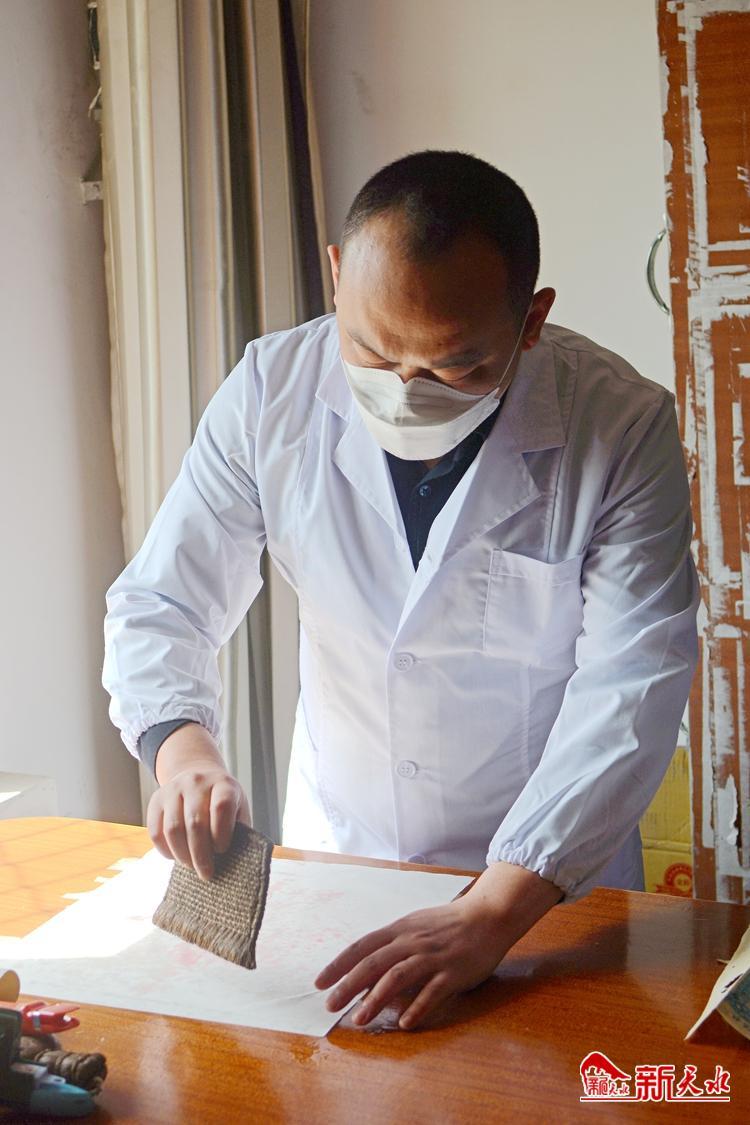 朽爛歷史檔案如何獲新生？看修復(fù)師“妙手回春”