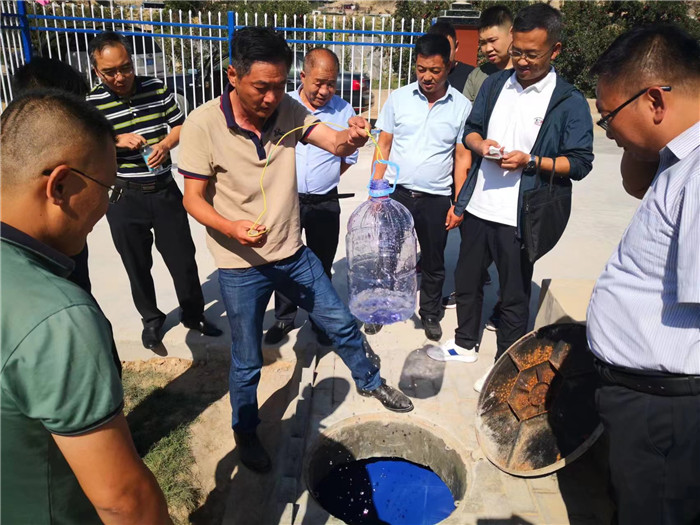 城關(guān)區(qū)作風(fēng)建設(shè)督察組赴青白石污水處理站，檢查污水采樣情況。.jpg