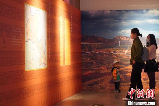 圖為參觀者參觀“大道攸歸：五涼文化展”展陳文物?！【琶赖┰?攝