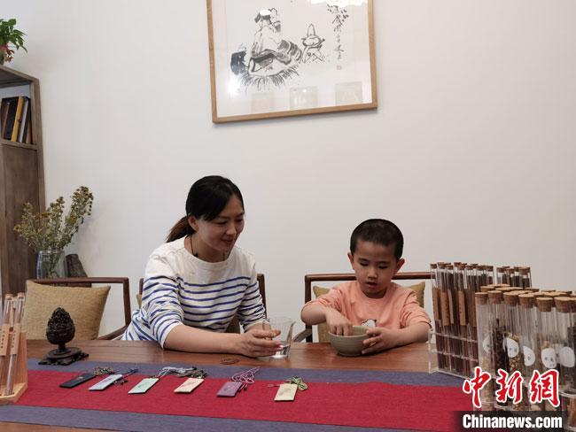 圖為魯雯為小學(xué)員授課和培訓(xùn)?！●T志軍 攝