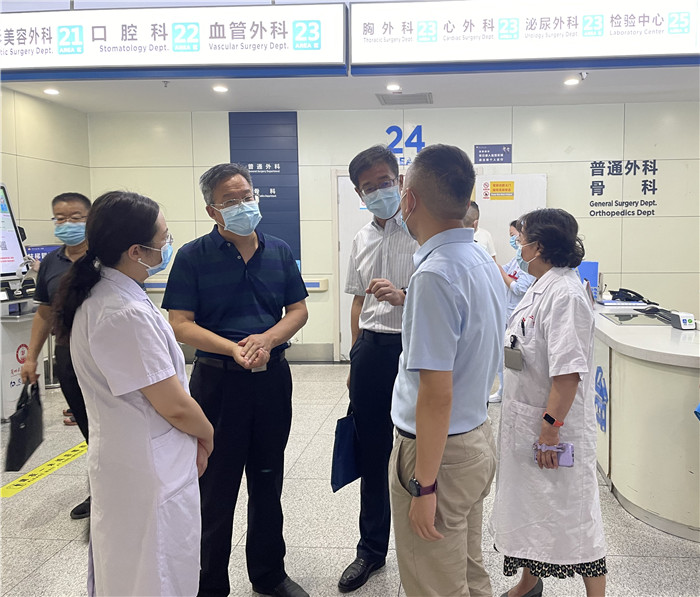 7月12日，甘肅省紀委監(jiān)委派駐省衛(wèi)健委紀檢監(jiān)察組紀檢監(jiān)察干部在蘭大二院門診開展疫情防控監(jiān)督檢查。魏雪 攝.jpg