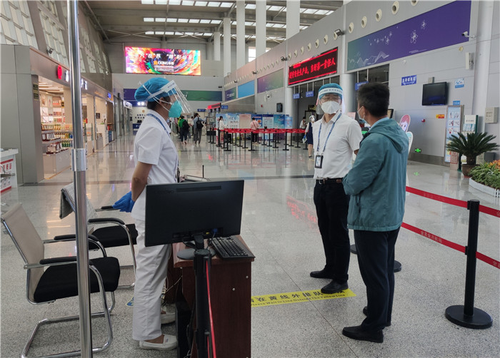 7月15日，金昌市金川區(qū)紀委監(jiān)委駐區(qū)委政法委紀檢監(jiān)察組在金昌機場監(jiān)督檢查疫情防控措施落實情況。王曉梅攝.jpg