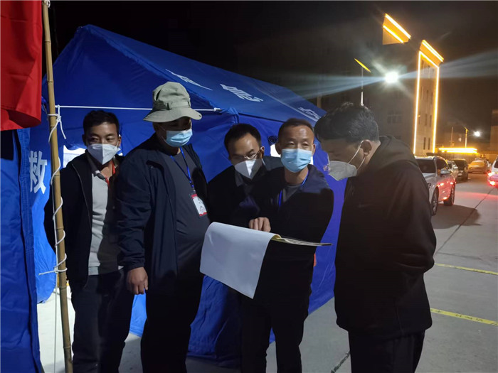 7月19日，甘南州瑪曲縣紀委監(jiān)委督查組在德吉小區(qū)卡點督導疫情防控工作。仲海濤 攝.jpg