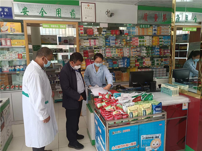 甘南州合作市紀委監(jiān)委第一督查組在合作市世紀大藥房進行督查檢查。.jpg