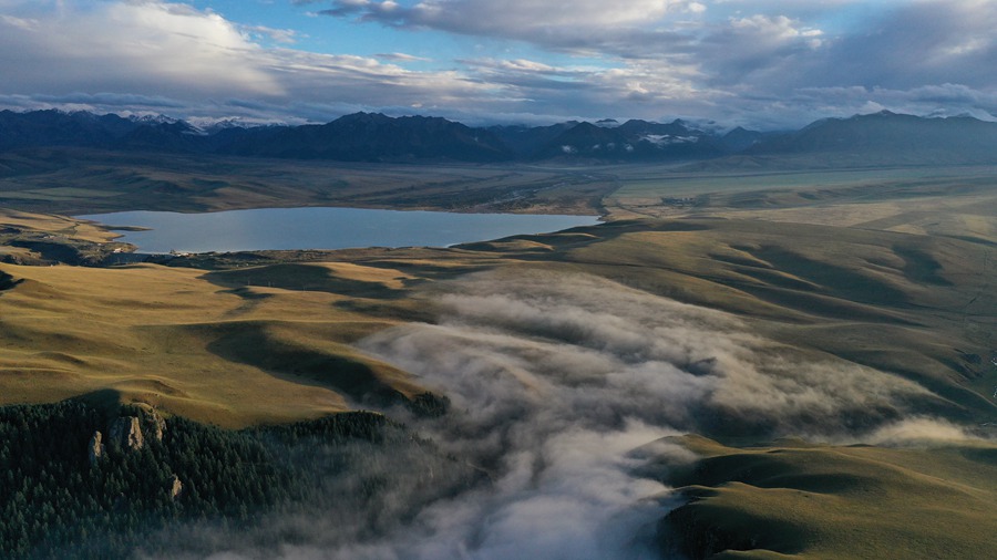 甘肅山丹馬場：峽谷云霧似仙境。 王超攝
