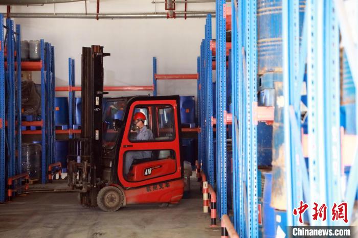 圖為甘肅省危險廢物處置中心危險廢物儲存庫。　魏建軍 攝