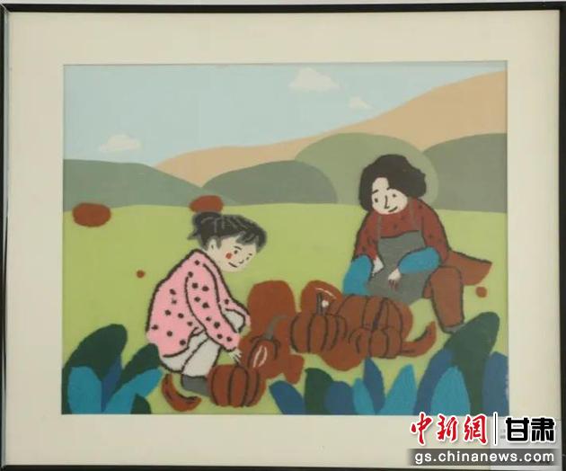 嘉峪關(guān)市新城鎮(zhèn)新城村農(nóng)業(yè)產(chǎn)業(yè)園區(qū)內(nèi)，母女兩人在摘南瓜。刺繡 馬艾米乃 繡稿 敬紅霞