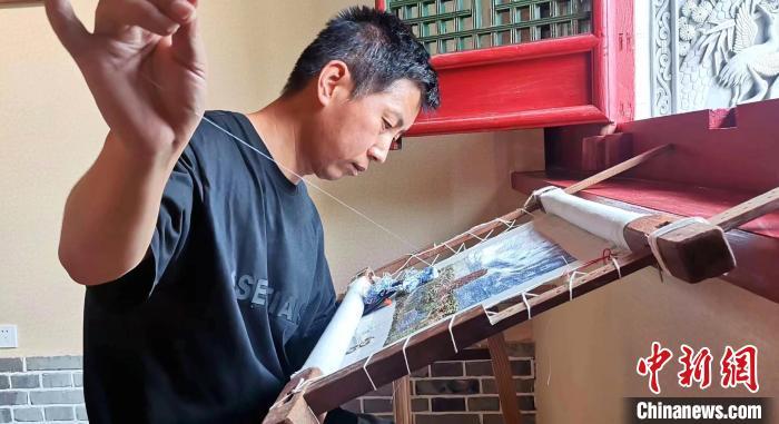 圖為甘肅天水市武山刺繡非遺代表性傳承人劉云帆專心刺繡。(資料圖) 甘肅省非遺保護中心供圖