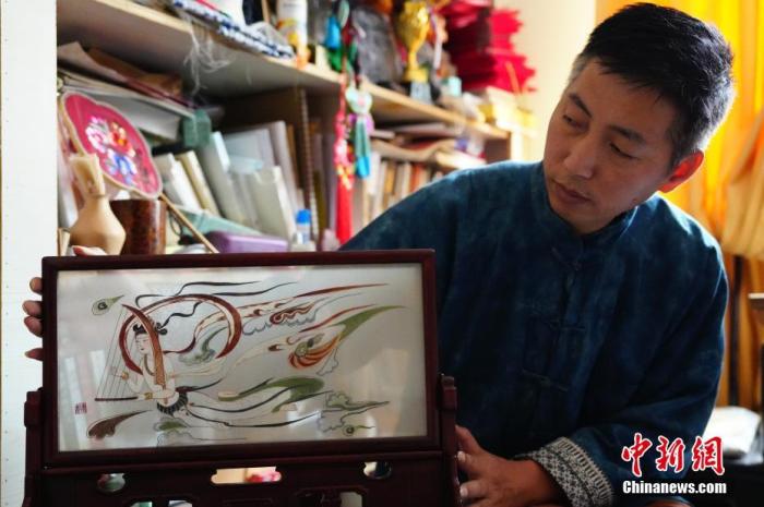 圖為劉云帆展示敦煌元素的刺繡作品。 中新社發(fā) 謝秉錫 攝