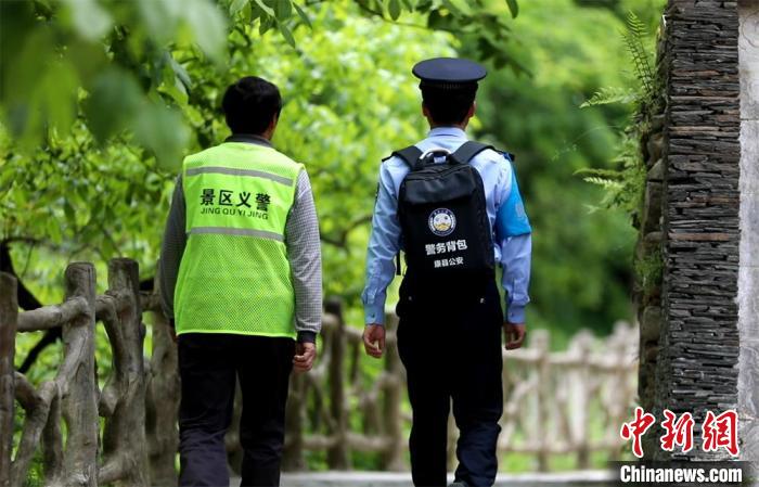 圖為民警背警務(wù)小包在轄區(qū)景區(qū)開展工作。(資料圖) 甘肅省公安廳供圖