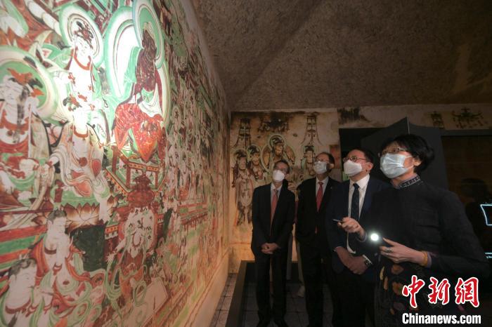 2022年8月23日，“敦煌：千載情緣的故事”展覽在香港開幕。圖為展覽現(xiàn)場，嘉賓們一同觀展?！《鼗脱芯吭汗﹫D