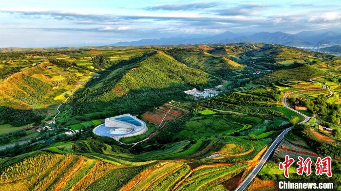 航拍視角下的樺林古動(dòng)物化石埋藏原址館。該館位于臨夏州和政縣。(資料圖) 和政宣傳部供圖