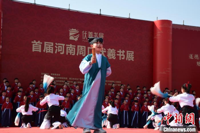 圖為學(xué)生們在開幕式上誦讀經(jīng)典?！×赫赵?攝