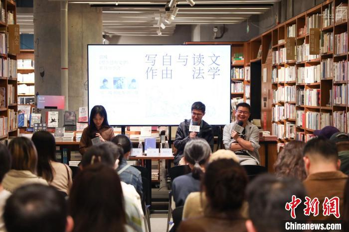 《至少還有文學(xué)》推出：在今天，我們?yōu)槭裁催€需要文學(xué)？