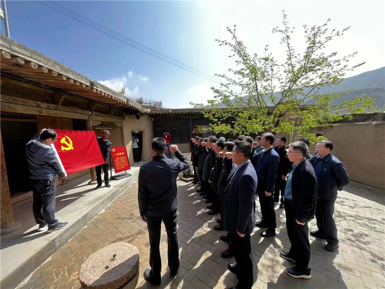 圖為臨夏州紀委監(jiān)委組織黨員干部在東鄉(xiāng)縣布塄溝黨史教育基地開展革命教育活動，賡續(xù)紅色血脈、汲取奮進力量、激發(fā)干事熱情。.png