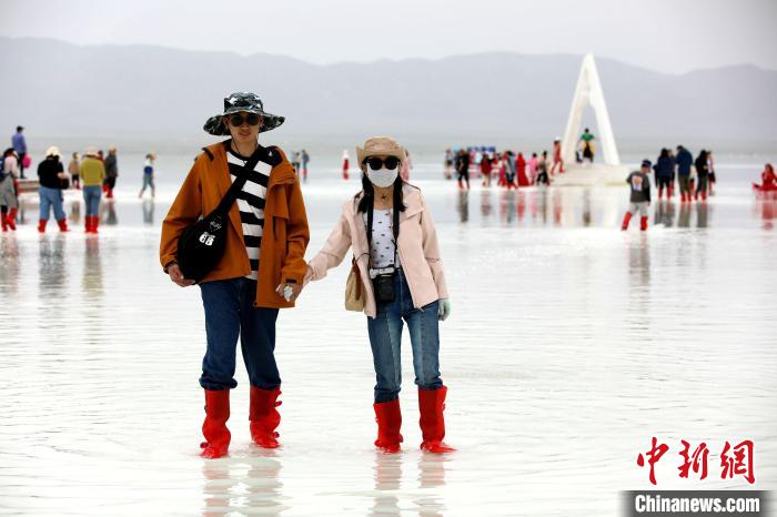 圖為游客在茶卡鹽湖之中?！⊙Φ?攝