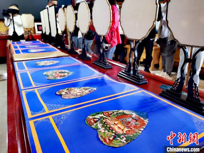 圖為唐卡延伸產(chǎn)品?！?zhí)砀?攝