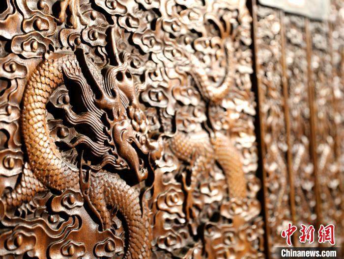 圖為青海永錄民俗博物館內(nèi)珍藏的中式家具細節(jié)展示?！⊙Φ?攝