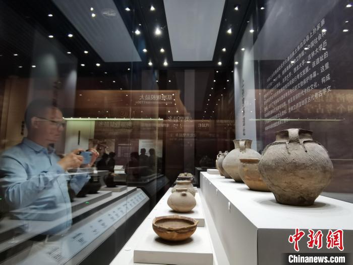 圖為河湟文化博物館展陳的陶器?！?zhí)砀?攝