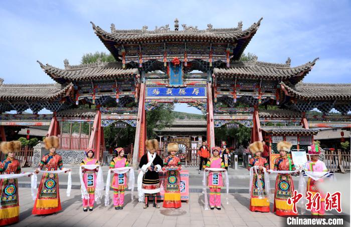 圖為身穿土族服飾的工作人員迎接訪客。　薛蒂 攝