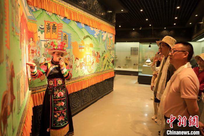 圖為媒體記者了解土族文化?！⊙Φ?攝