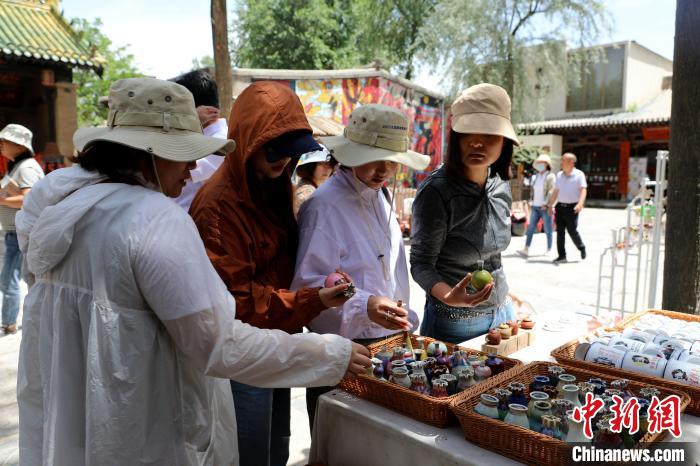 圖為民眾挑選手工藝產(chǎn)品?！⊙Φ?攝