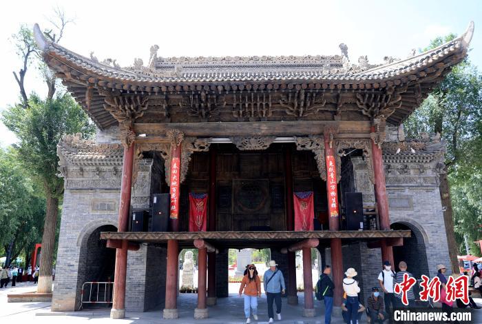 圖為平安驛·河湟民俗文化體驗地的戲樓。　薛蒂 攝