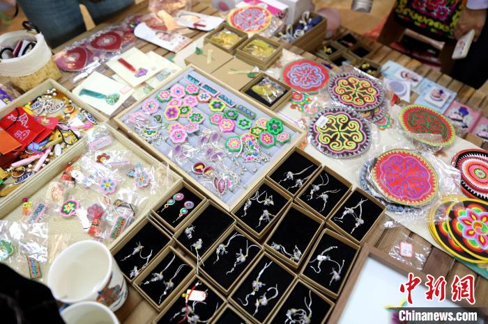 圖為盤繡作品。　薛蒂 攝