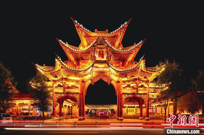 夜幕下的臨夏縣河州苑。夏雨 攝