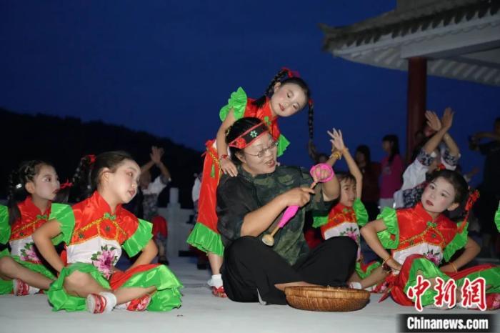 甘肅省西和縣小朋友們迎接“巧娘娘”。魏朵朵 攝