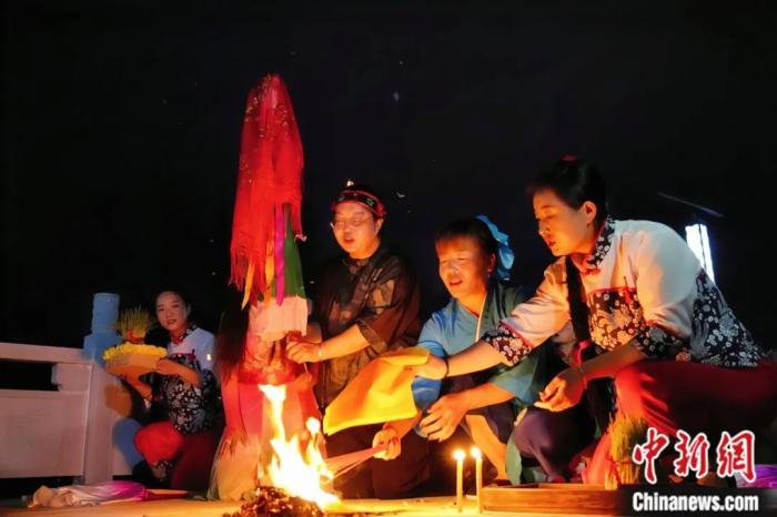 持續(xù)七天八夜的乞巧節(jié)正在西漢水上游的甘肅省西和縣進(jìn)行。西和縣姜席鎮(zhèn)晚霞湖畔，民眾“巧頭”點(diǎn)蠟、炷香、焚裱紙、跪拜，準(zhǔn)備將“巧娘娘”請進(jìn)院。魏朵朵 攝