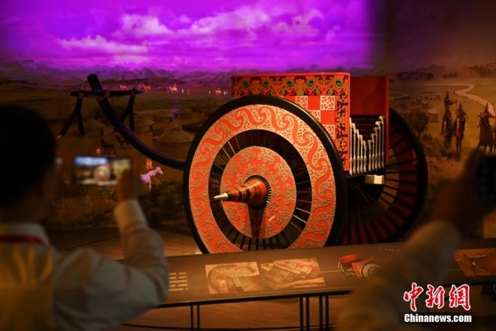 8月16日，甘肅省天水市張家川回族自治縣馬家塬車(chē)輿博物館內(nèi)，游客拍攝等比例的戰(zhàn)國(guó)西戎車(chē)輿復(fù)制品。