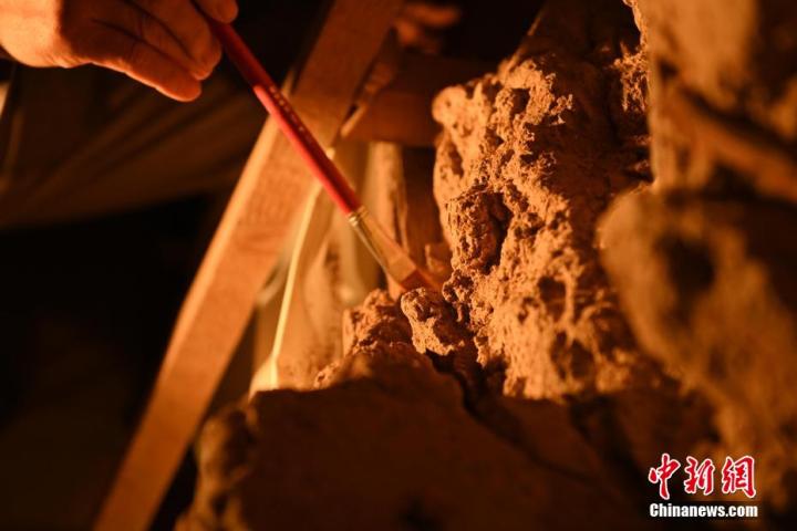 8月25日，文物修復(fù)師牟常有進(jìn)行文物修復(fù)工作。